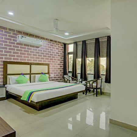 Treebo Trend Benz Hotel Chandigarh Exterior photo